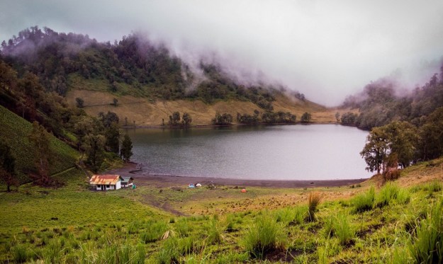 Tiba di Ranu Kumbolo yang tengah diselimuti kabut