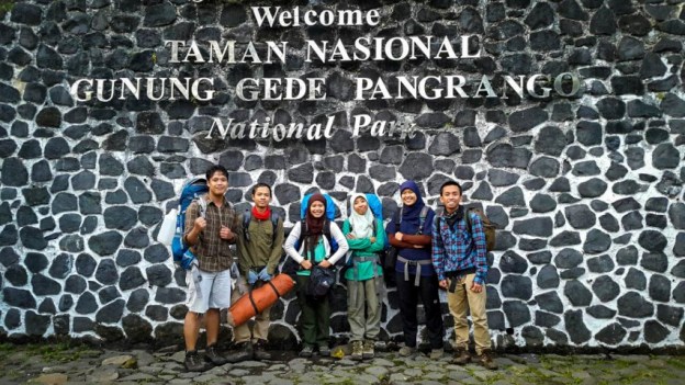 Di depan gerbang TNGGP