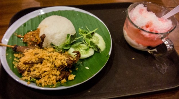 Nasi Bebek Kremes (Rp29.500) + Es Campur (Rp12.000)