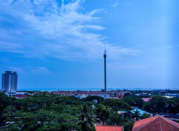 View Selat Melaka dan Menara Taming Sari di kejauhan