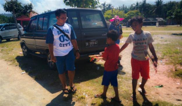 Dikerubungi anak-anak kecil yang menawarkan gelang