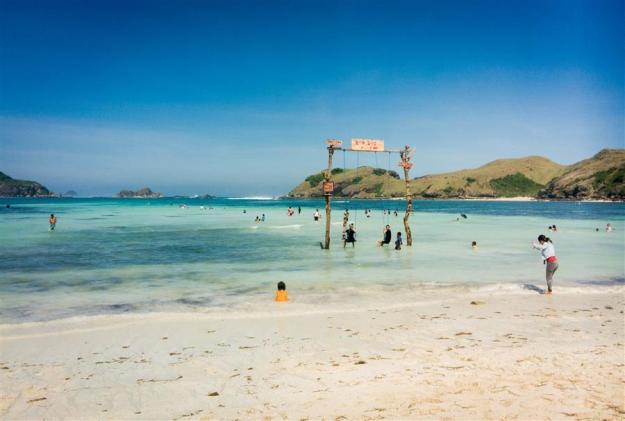 Ayunan di Pantai Tanjung Aan