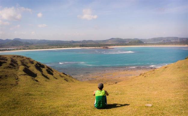 Memandang Pantai Tanjung Aan dari Bukit Merese