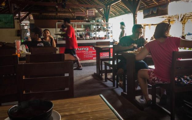 Makan siang di Warung Dewi