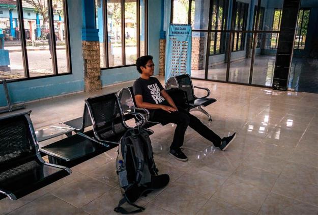 Menunggu bus DAMRI di Terminal Mandalika