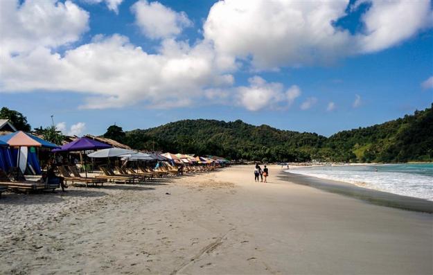 Kursi-kursi berjemur dan warung-warung makan di Selong Belanak