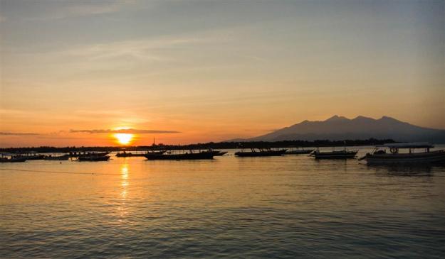 View matahari terbit dari dermaga Gili Trawangan
