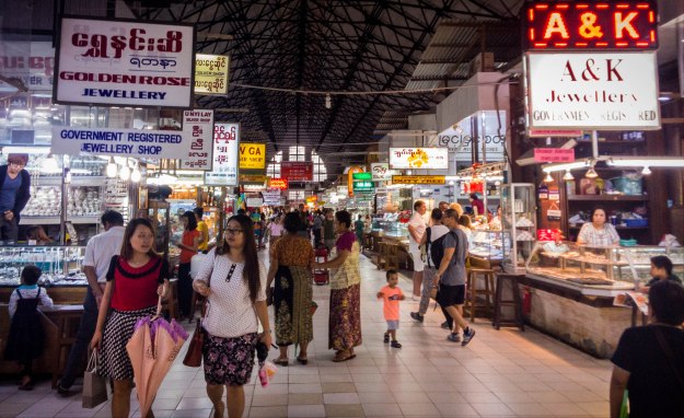 Suasana di dalam Bogyoke Aung San Market