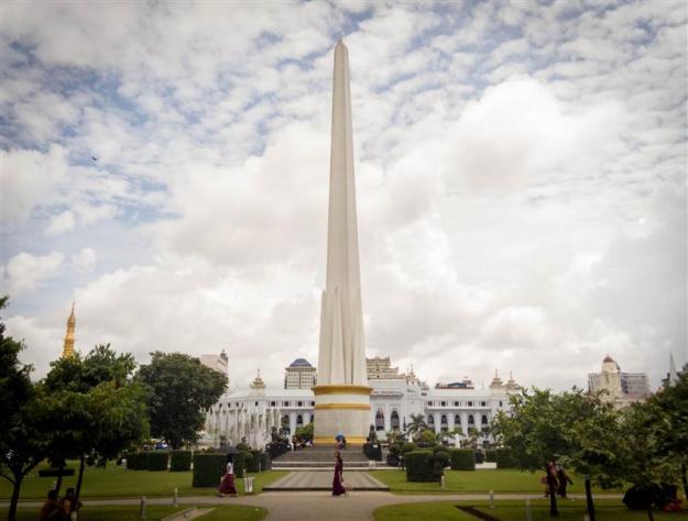 The independence monument di Maha Bandoola Park