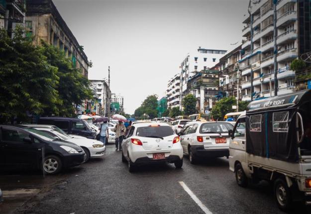 Berjalan kaki menyusuri jalanan kota Yangon
