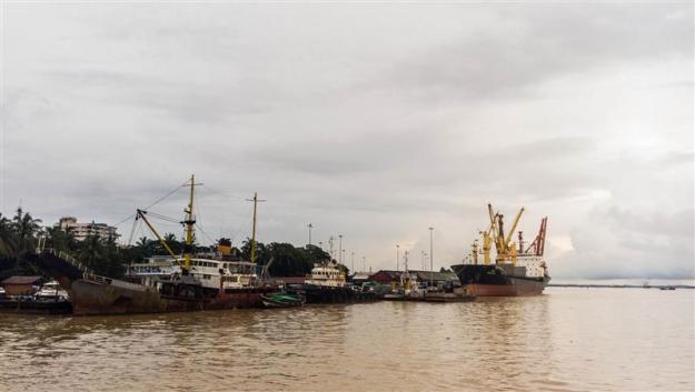 Beberapa kapal besar di pelabuhan Yangon