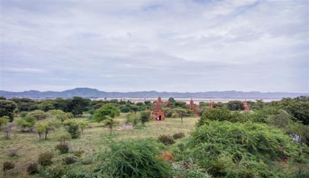 Pemandangan di sebuah kompleks pagoda antara Old Bagan-New Bagan