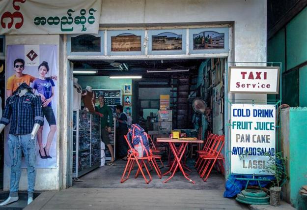 Tempat rental sepeda yang juga membuka warung makanan
