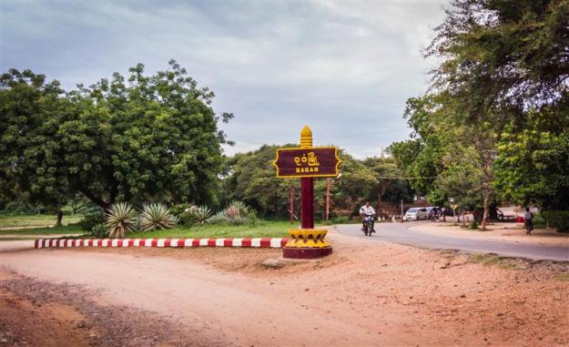 Sebuah pertigaan di Lanmadaw 3 Road