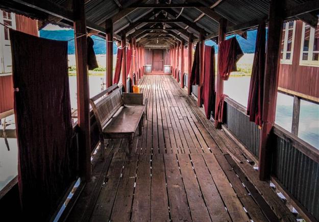 Salah satu lorong di Nga Phe Kyaung Monastery