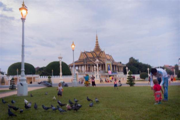 Anak kecil bermain-main di taman depan Royal Palace