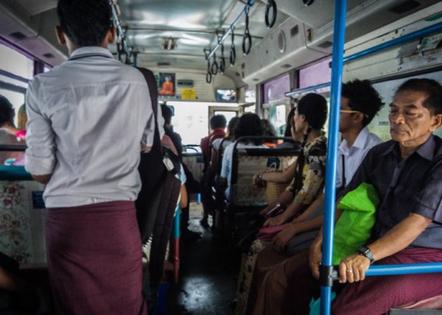 Naik bus kota menuju National Races Village