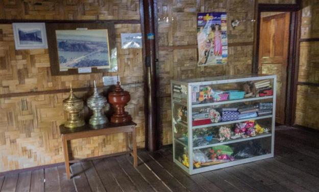 Interior di dalam rumah adat Rakhin State