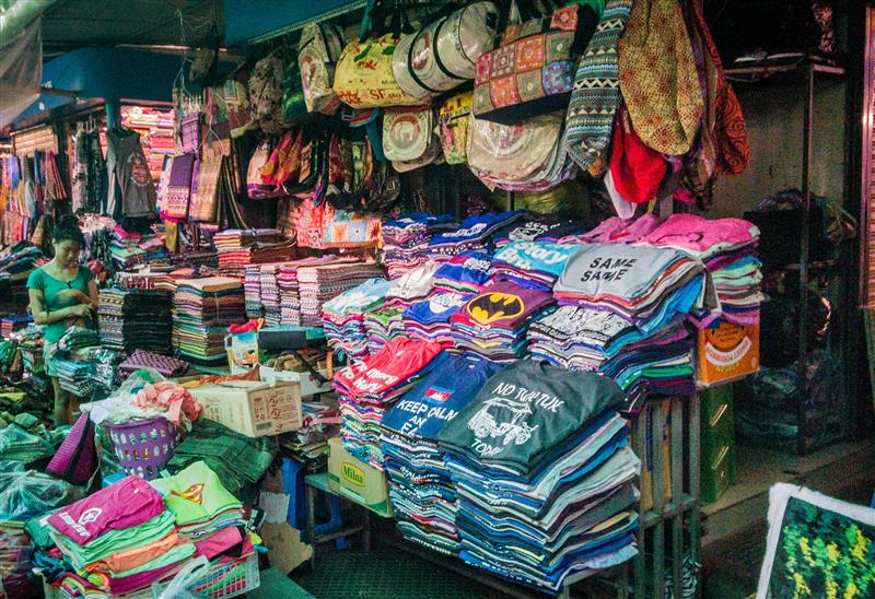 Salah satu kios oleh-oleh di Central Market
