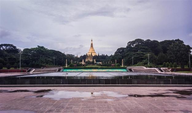 People's Square dan Shwedagon Pagoda
