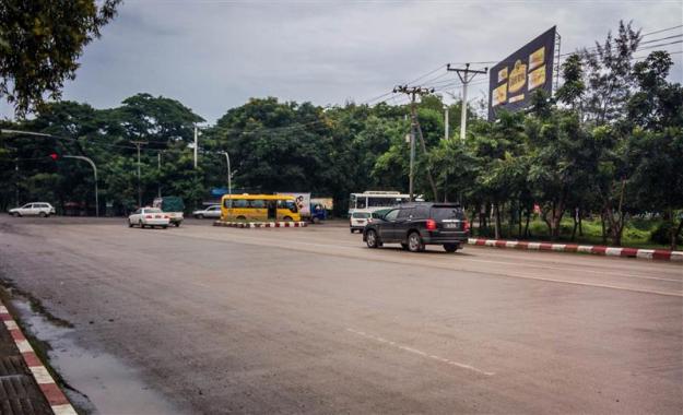 Menunggu bus di perempatan di seberang National Races Village