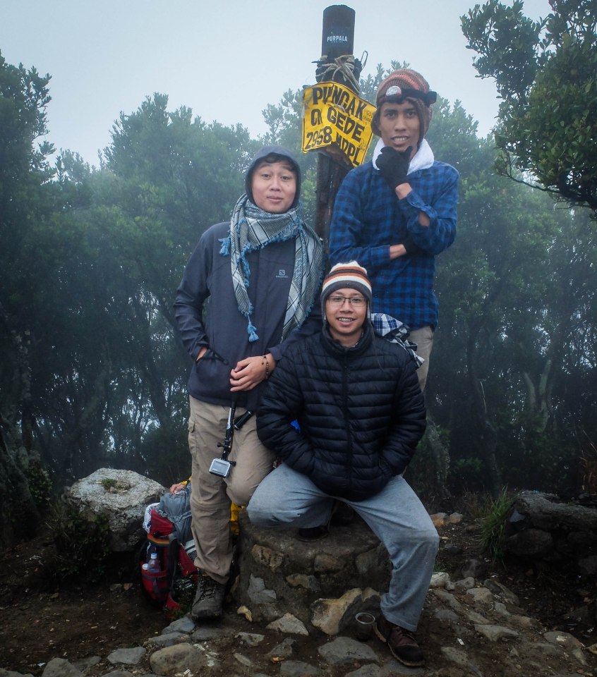 Ferdian, Fahmi, dan Khairul di Puncak Gunung Gede (photo by Ferdian)