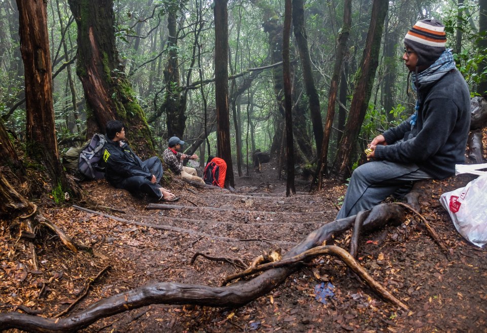 Istirahat di perjalanan turun (photo by Ferdian)