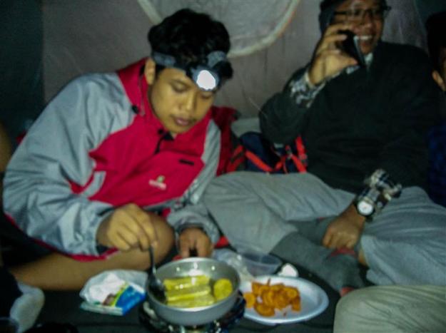 Memasak di dalam tenda