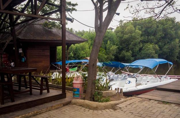 Beberapa motor boat yang disewakan di Angke Kapuk