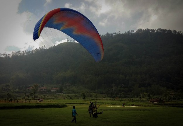 Landing di lapangan rumput (photo by Rika)