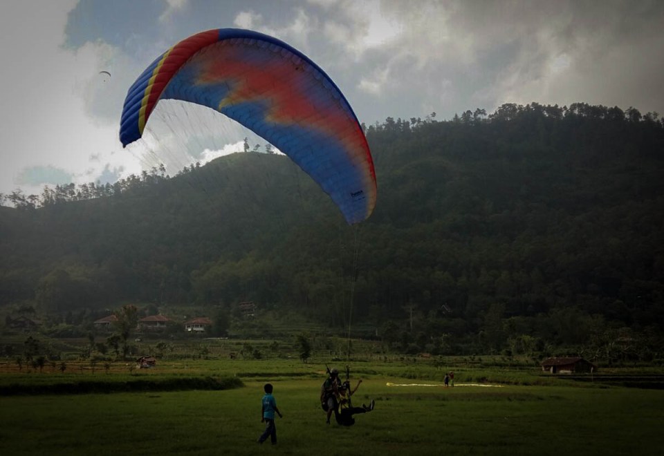 Landing di lapangan rumput (photo by Rika)