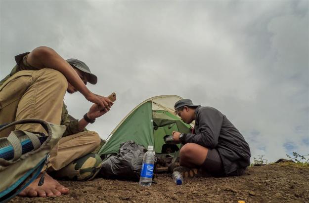 Makan siang di luar tenda
