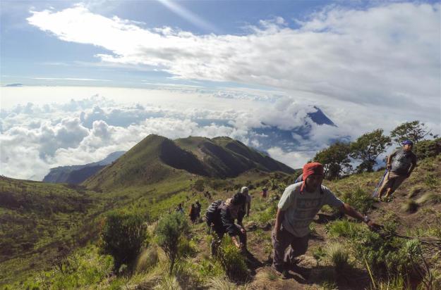 Para pendaki yang sedikit lagi mencapai puncak