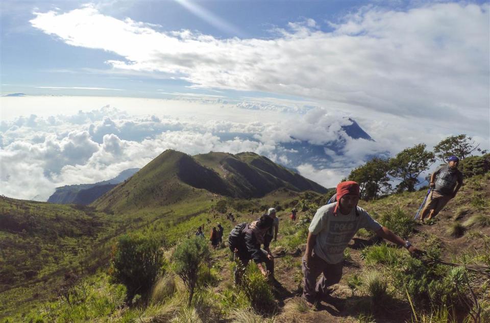 Para pendaki yang sedikit lagi mencapai puncak