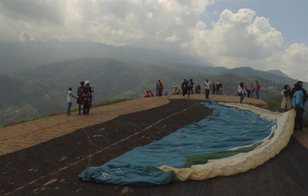Parasut digeber di landasan