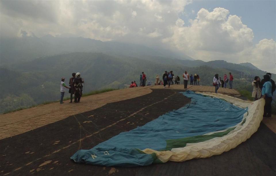 Parasut digeber di landasan