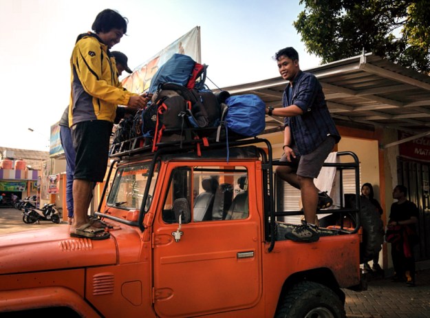 menaikkan ransel ke jeep