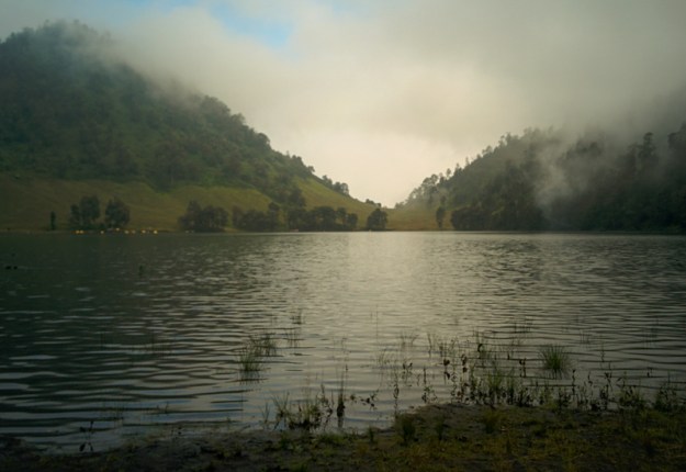 Pemandangan Ranu Kumbolo di depan tenda