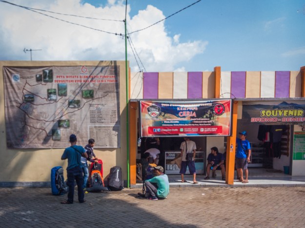 mengemasi perlengkapan