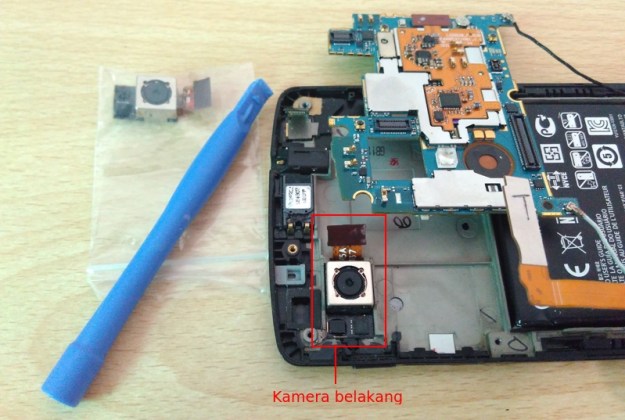 Mengangkat logic board