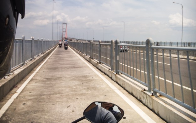 Menyeberang Jembatan Suramadu