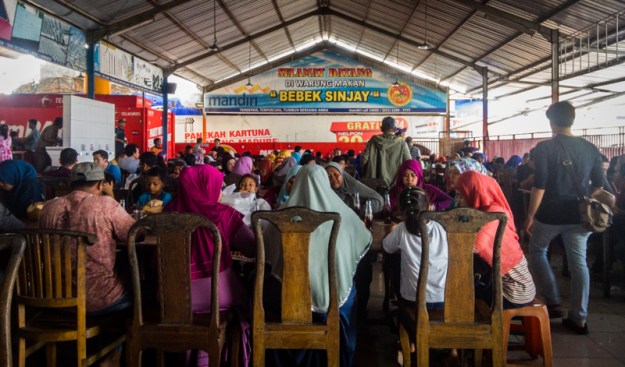 Meja-meja telah dipenuhi pengunjung