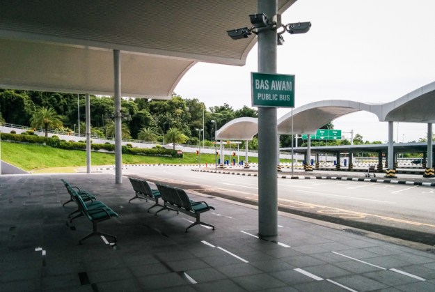 Shelter Bas Awam di Bandara Internasional Brunei