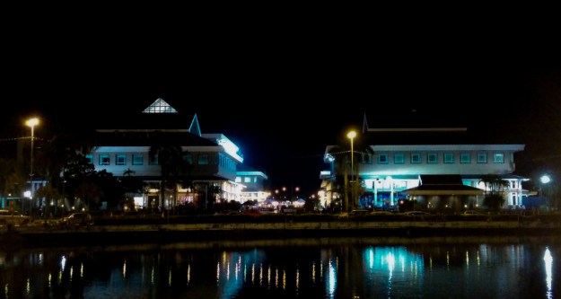 Kompleks YSHHB tampak dari Masjid Sultan Omar Ali Saefuddien di malam hari