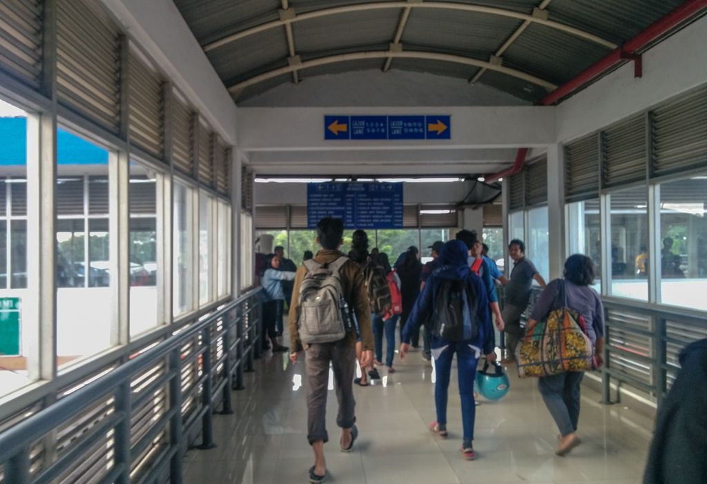 Berjalan di koridor menuju jalur bus