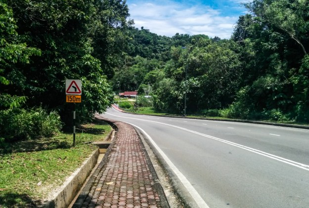 Jalan turun adalah ke arah Jubilee Hotel. Jalan naik adalah ke arah pertigaan Jln. Kampong Kianggeh-Jln. Subok.