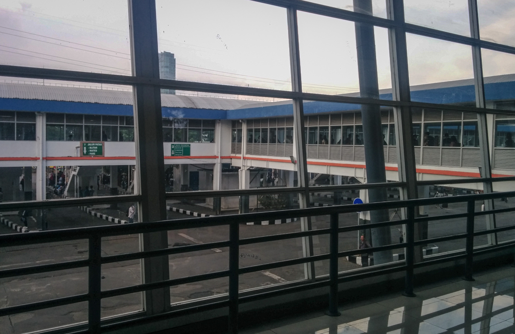 Koridor menuju jalur bus