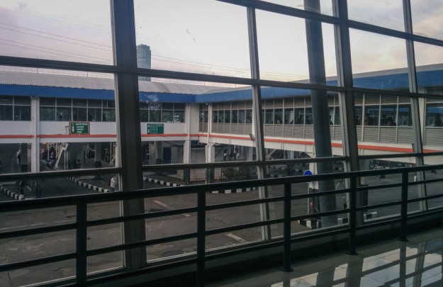 Koridor menuju jalur bus