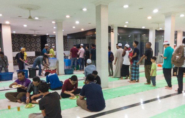 Berbuka puasa di Masjid Negara setelah sholat Maghrib