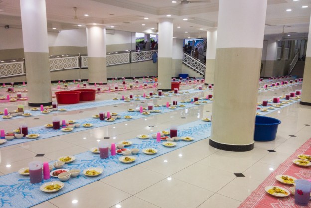 Hidangan berbuka puasa di Masjid Al-Bukhary